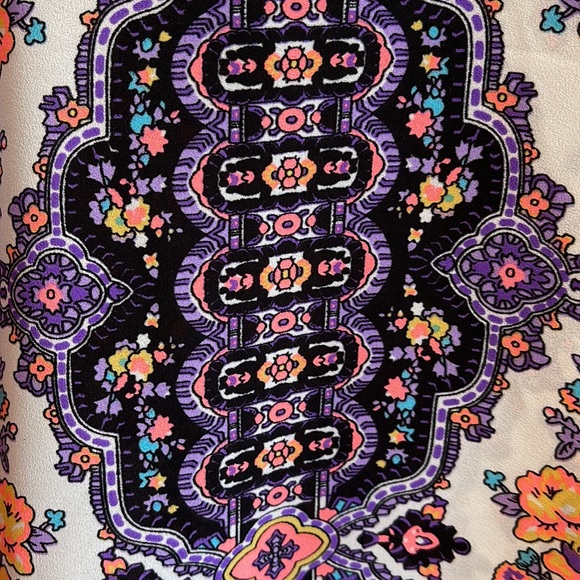 Designer lab cap sleeves beautiful print top. Perfect for summer. - Picture 5 of 8